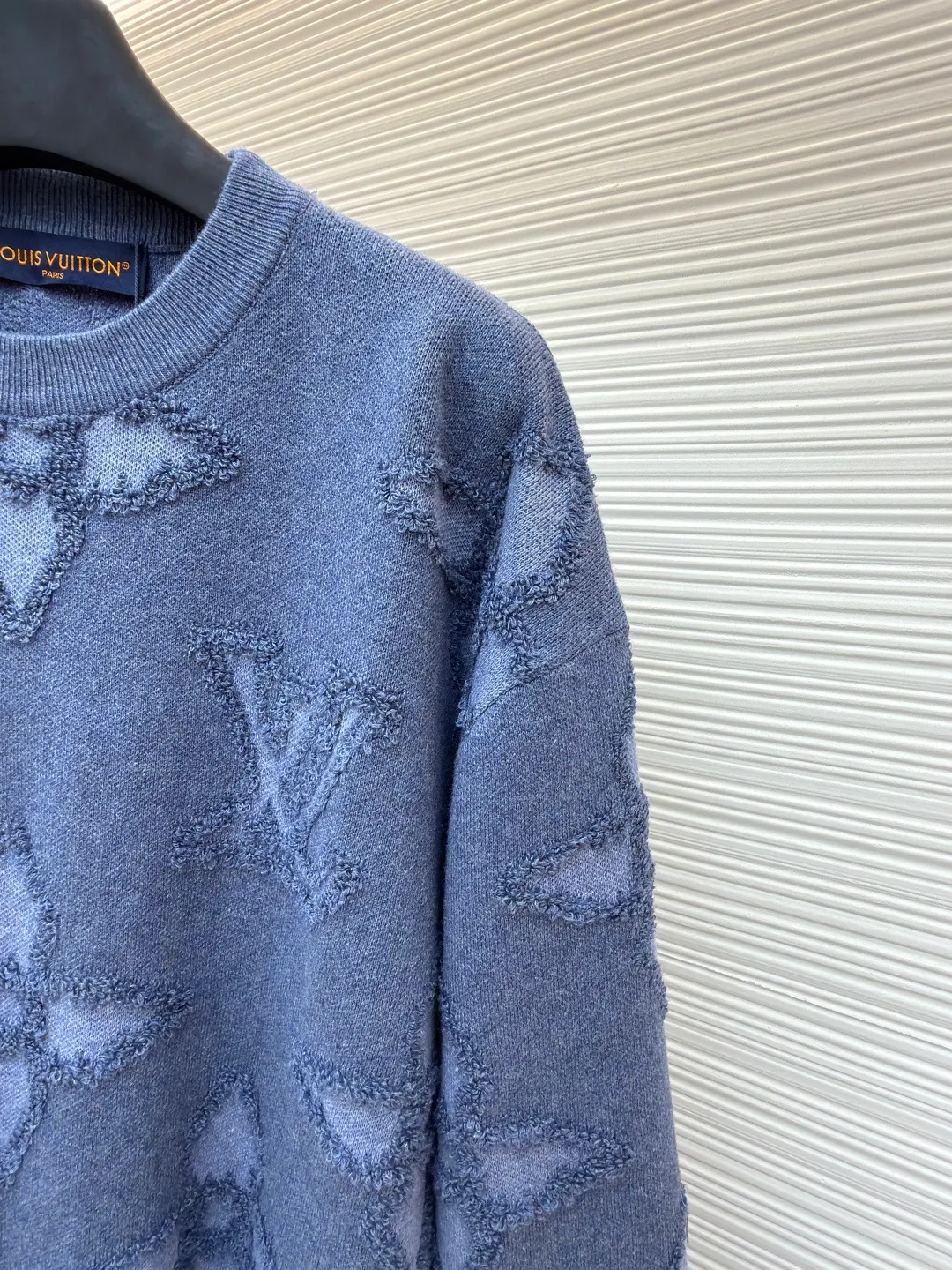 LOUIS VUITTON three-dimensional concave and convex blue flower four-leaf clover round neck sweatshirt ●Original version: purchased and developed for 12800 ●Item number: 1680927-B80 ●Fabric: knitted fabric ●Technology: jacquard production ●Version: fitted version ●Weight: about 610 grams ●Size: XS-S-M-L ●Description: Alphabet flower three-dimensional jacquard knitting, an absolute hot item! A great tool for fashionable men's and women's street photography, this blue color is really beautiful, refreshing and fashionable, and showing off your temperament. It is made from carefully selected 100% wool yarn supplied by customers. This wool has a particularly good feel. It feels soft and solid. It has elastic and pressure-resistant effect and is not easy to shrink. Big V classic jacquard logo design, the jacquard has been processed with raw edges to present a three-dimensional concave and convex effect. This graphic cotton circle has a unique jacquard signature theme. Crafted in shades of blue, it features oversized tonal Monogram Flowers all over and the V signature on the chest, outlined with a knit for a textured 3D effect. The perfect partner for or, it also matches and complements your overall look. The overall wiring is straight and delicate, the fabric is comfortable and soft, and the color is consistent without color difference. It can be matched with the same style to create a fashionable look and control various occasions. Customized accessories, complete with three standards, same style for men and women!